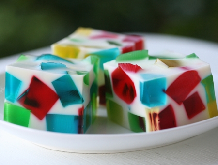 Cherry Sprite Jello using the Tupperware Jello Mold 