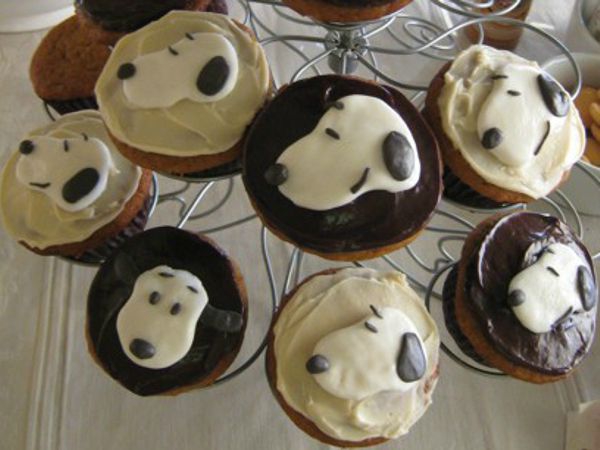 Snoopy cupcakes display