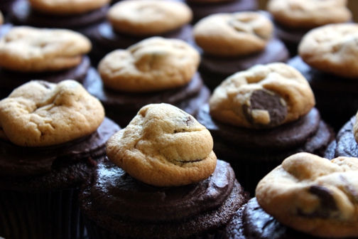 cookie topped peanut butter chocolate cupcakes